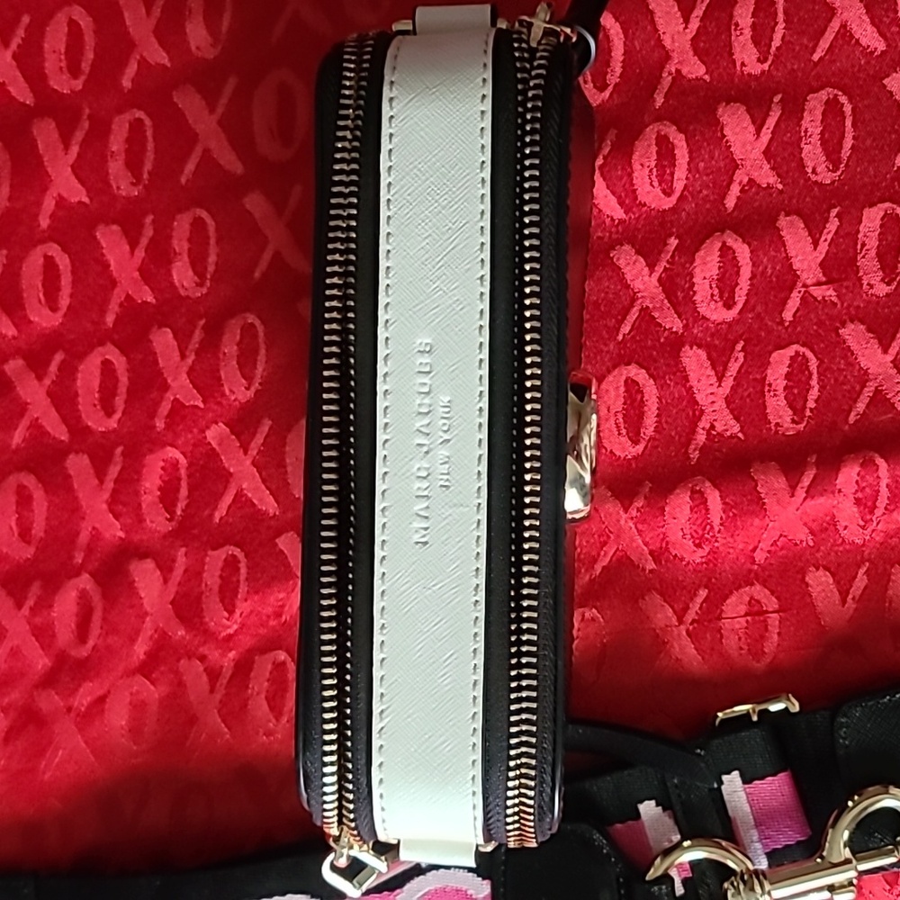 Marc Jacobs snapshot bag. Comes with pink bag strap. - Picture 2 of 6